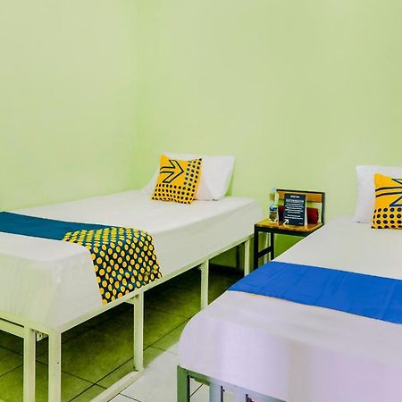 SPOT ON 2081 Sriwijaya Family Residence Lawang Bagian luar foto