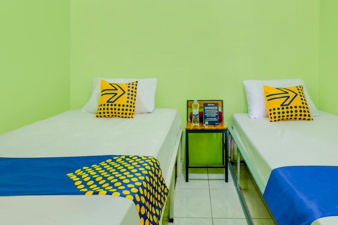 SPOT ON 2081 Sriwijaya Family Residence Lawang Bagian luar foto