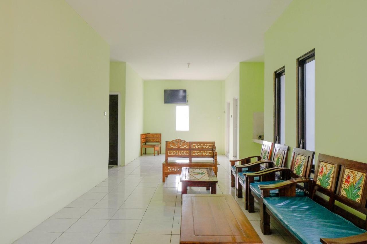 SPOT ON 2081 Sriwijaya Family Residence Lawang Bagian luar foto