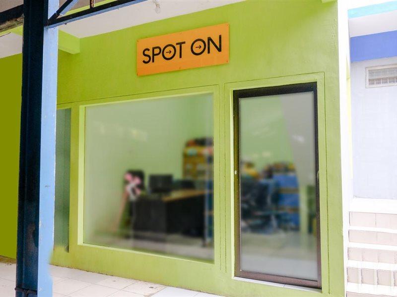 SPOT ON 2081 Sriwijaya Family Residence Lawang Bagian luar foto