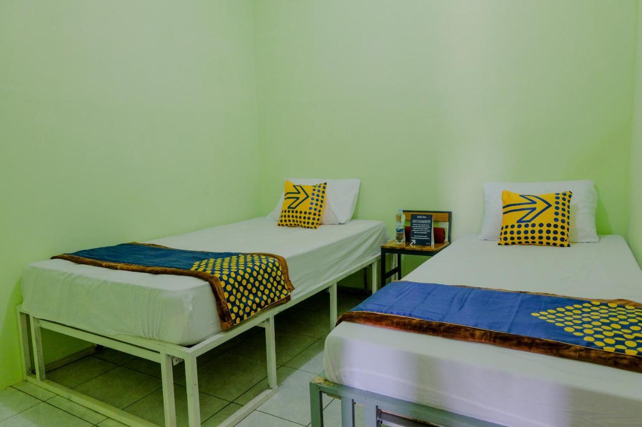 SPOT ON 2081 Sriwijaya Family Residence Lawang Bagian luar foto