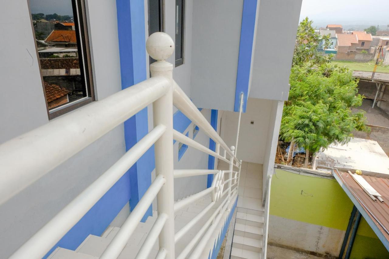SPOT ON 2081 Sriwijaya Family Residence Lawang Bagian luar foto
