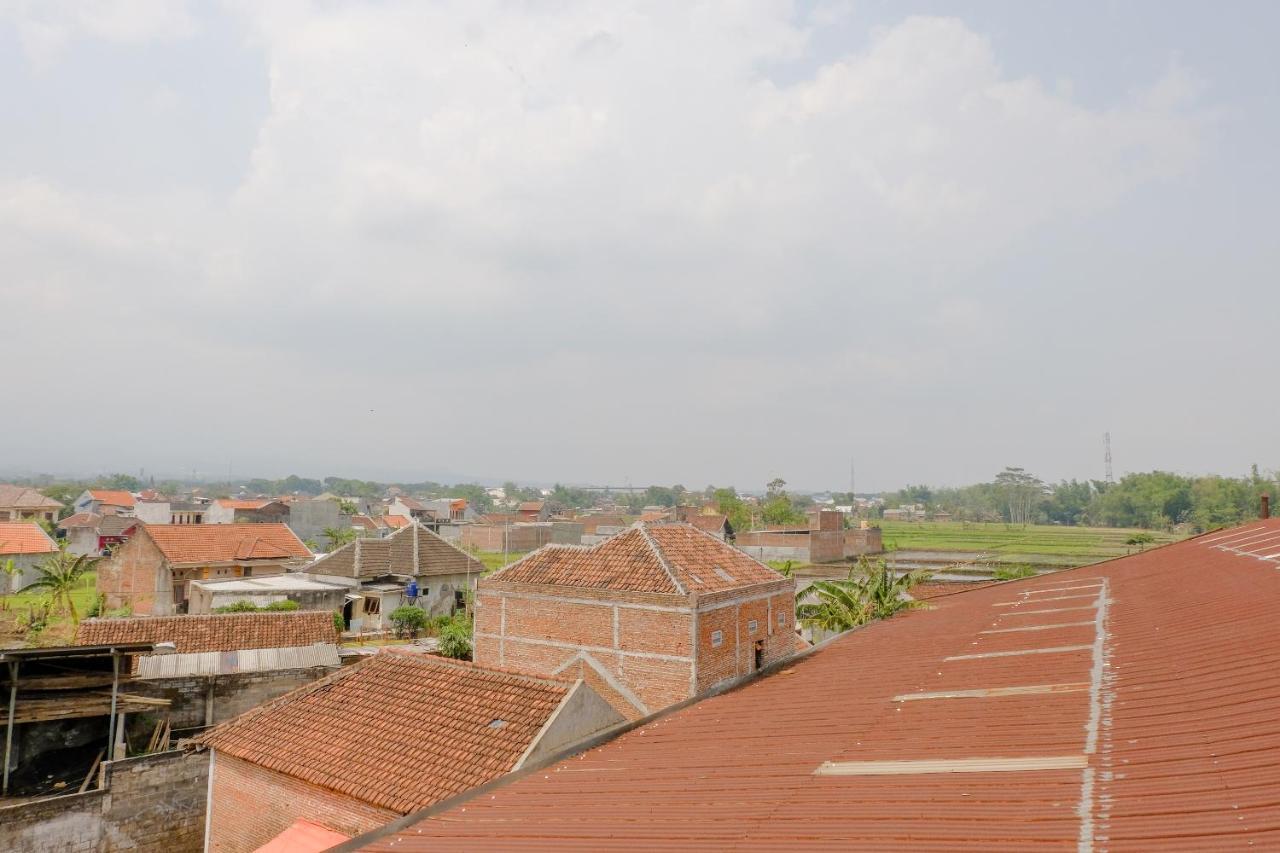 SPOT ON 2081 Sriwijaya Family Residence Lawang Bagian luar foto