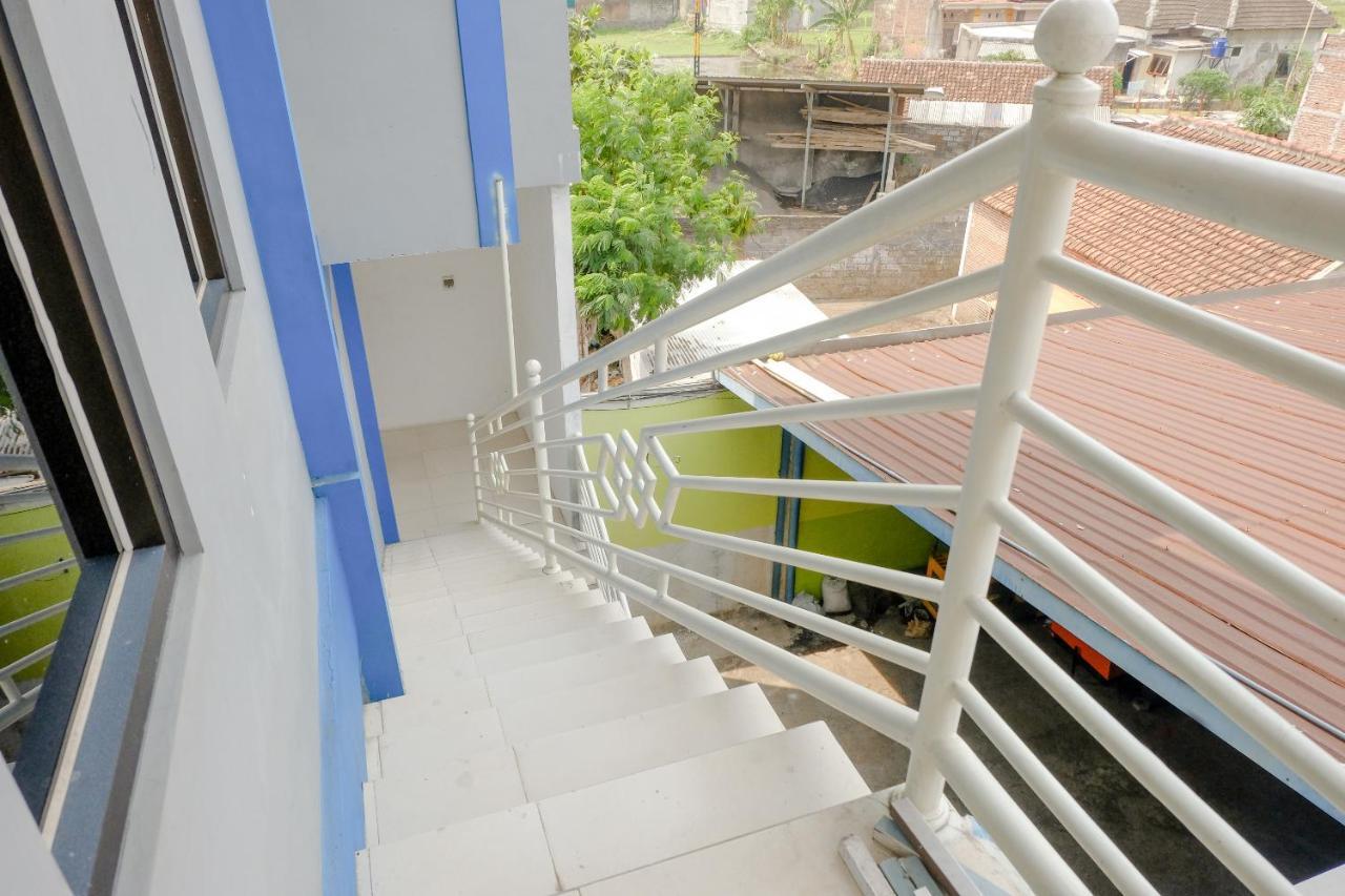 SPOT ON 2081 Sriwijaya Family Residence Lawang Bagian luar foto